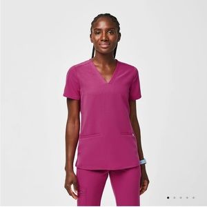 Figs Casma 3 Pocket Scrub Top - Raspberry